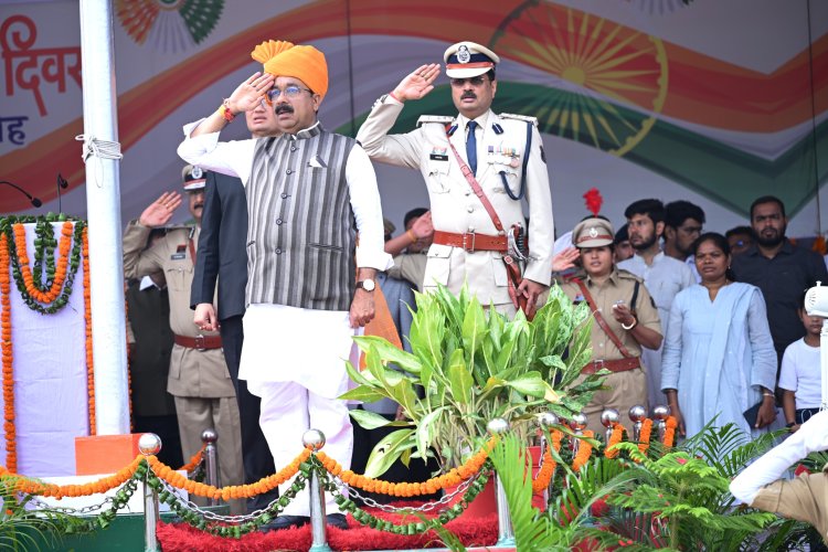 बिलासपुर पुलिस ग्राउंड में उप मुख्यमंत्री अरूण साव ने किया ध्वजारोहण,शहीदों के परिजन, उत्कृष्ट सेवाओं के लिए अधिकारी-कर्मचारी हुए सम्मानित* 13 प्लाटूनों ने भव्य एवं आकर्षक परेड का किया प्रदर्शन, *स्कूली बच्चों ने दी रंगारंग सांस्कृतिक कार्यक्रम की प्रस्तुति*