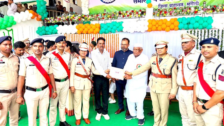 *मुंगेली जिला गठन के बाद पहली बार मुंगेली पुलिस की स्वयं की पुलिस बैंड पार्टी की धुन पर किया गया स्वतंत्रता दिवस परेड मार्च-पास्ट*  मुख्य अतिथि ने पुलिस बैंड पार्टी को दिया गया प्रशस्ति पत्र