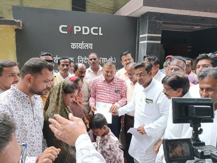 बिजली कटौती से परेशान लोगो ने पंकज शर्मा के नेतृत्व में मुख्य अभियंता को ज्ञापन सौंपा