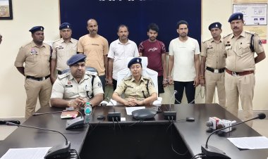 क्षेत्र मे देशी नकली शराब बनाकर तस्करी करने वाले 04 अंतर्राज्यीय तस्करों को किया गया गिरफ्तार,  आरोपियों से 01 ट्रक वाहन 01 आल्टो कार एवं 35,000 बल्क लीटर स्पिरिट कुल कीमती 46,68,786 रूपये को किया  जप्त