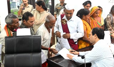 *सरपंच, सचिव, आवास मित्र पर प्रधानमंत्री आवास योजना की राशि गबन का आरोप कलेक्टर ने दिए जांच के निर्देश : जन दर्शन में कलेक्टर ने सुनी लोगों की समस्याएं*