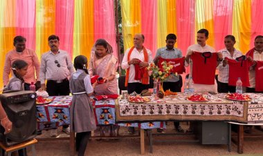 शासकीय प्राथमिक शाला बेलखुरी में 200 छात्र-छात्राओं को अतिथियों द्वारा की गई, हाउस ड्रेस वितरण