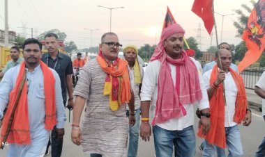 *MLA सुशांत शुक्ला ने गिरजाबंद हनुमान मंदिर से प्रारंभ की ध्वज यात्रा की शुरुआत,सुदूर क्षेत्रों में चल रहे मतांतरण के कुचक्र को रोकने तथा क्षेत्र में सुख समृद्धि की कामना को लेकर निकाली ध्वजा यात्रा*
