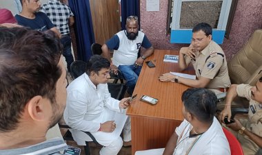 भाजपा कार्यकर्ता द्वारा ‘मन की बात’ न सुनने वालों की पिटाई पर पंकज शर्मा के नेतृत्व में कांग्रेसजनों द्वारा थाना घेराव किया गया