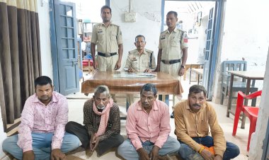 52 पत्ती ताश पर  पैसे का  हार जीत  दांव लगाकर जुआ खेलने वाले 04 जुआरियानों  गिरफ्तार कर भेजा  जेल, आरोपियों के कब्जे से 4300 रूपये, 03 नग मोटर-सायकल को किया जप्त