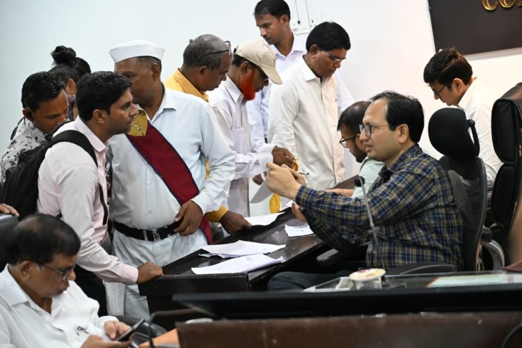 *पीएम आवास में रोजगार सहायक पर 31 लाख से ज्यादा के गबन का ग्रामीणों ने लगाया आरोप,जनदर्शन में हुई शिकायत पर कलेक्टर ने दिए जांच के आदेश*