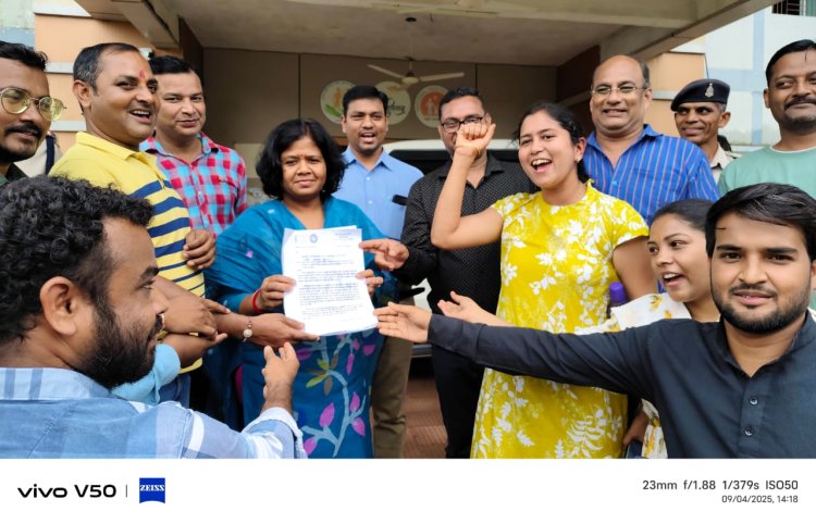 जिले के स्वास्थ संविदा कर्मचारियों ने  हड़ताल के 18वे दिन मुख्य चिकित्सा  स्वास्थ्य अधिकारी को सौपा सामूहिक इस्तीफा का  ज्ञापन