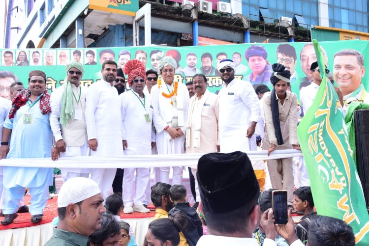 ईद मिलादुन्नबी के जुलुस का पीसीसी सचिव अशरफ हुसैन के नेतृत्व मे जयस्तम्भ चौक पर भव्य स्वागत किया गया.. विशेष रूप से पूर्व मुख्यमंत्री श्री टी एस सिहदेव व श्री विशाल शर्मा स्वागत कार्यकर्म मे हुए शामिल