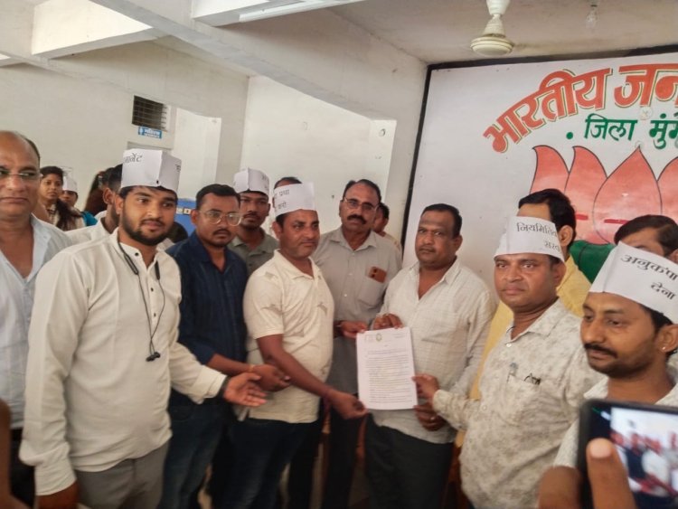 एनएचएम के संविदा स्वास्थ्यकर्मी अपनी 10 सूत्रीय मांगों को लेकर  मुख्यमंत्री एंव स्वास्थ्य मंत्री के नाम भाजपा जिलाध्यक्ष को सौपा ज्ञापन