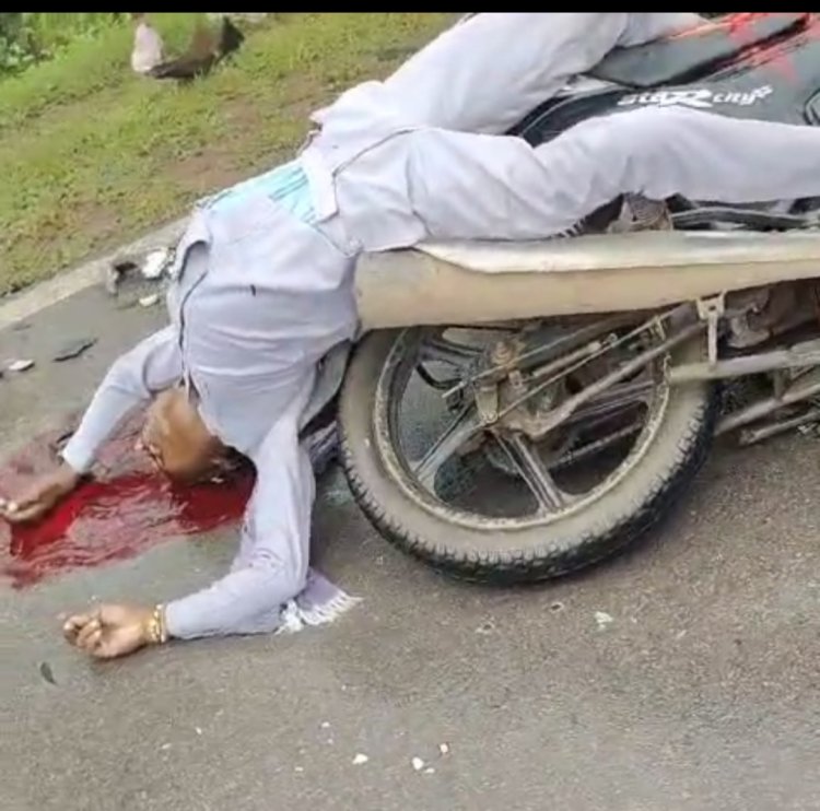 दो बाइक की आपस मे जबरदस्त ठक्कर, दुर्घटना मे एक बाइक चालक युवक की मौके पर मौत, दूसरा गंभीर रूप से घायल