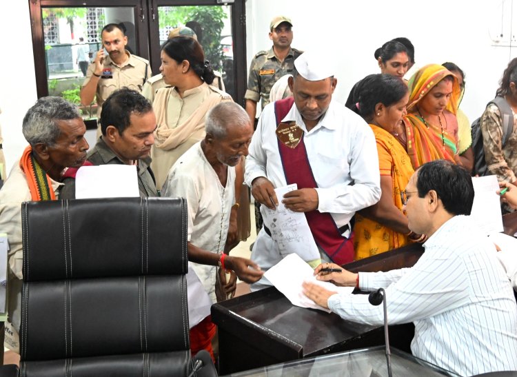 *सरपंच, सचिव, आवास मित्र पर प्रधानमंत्री आवास योजना की राशि गबन का आरोप कलेक्टर ने दिए जांच के निर्देश : जन दर्शन में कलेक्टर ने सुनी लोगों की समस्याएं*