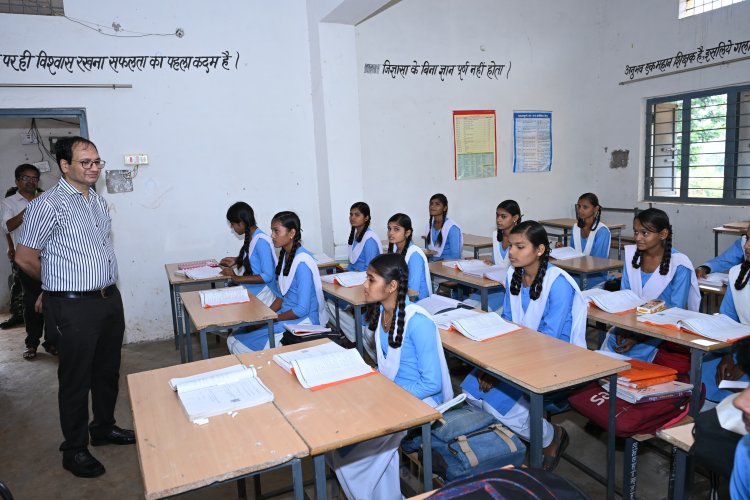 *प्राचार्य एवं शिक्षक नदारद, शो-कॉज नोटिस के निर्देश,कलेक्टर ने किया हाई स्कूल का आकस्मिक निरीक्षण*