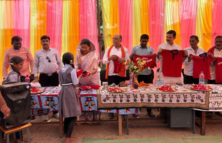 शासकीय प्राथमिक शाला बेलखुरी में 200 छात्र-छात्राओं को अतिथियों द्वारा की गई, हाउस ड्रेस वितरण