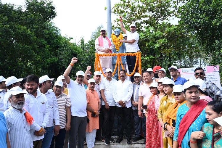 *भाजपा पदाधिकारी एवं कार्यकर्ताओं ने मनाया पं दीनदयाल उपाध्याय की जन्म जयंती, किए माल्यार्पण*