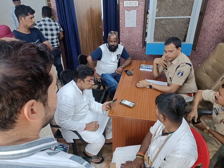 भाजपा कार्यकर्ता द्वारा ‘मन की बात’ न सुनने वालों की पिटाई पर पंकज शर्मा के नेतृत्व में कांग्रेसजनों द्वारा थाना घेराव किया गया