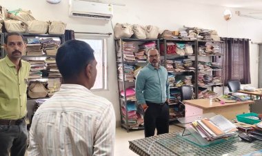 *कलेक्टर ने विभिन्न कार्यालयों का किया निरीक्षण,बायोमेट्रिक मशीन से उपस्थिति की ली जानकारी: समयबद्धता के साथ कार्यालयीन कार्यों में पारदर्शिता लाने के दिए निर्देश*