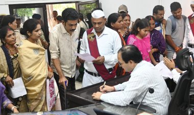 *जन दर्शन : प्रधानमंत्री आवास दिलाने, बार बार बिजली बंद, नौकरी के नाम पर ठगी,शिकायत लेकर फरियादी पहुंचे जन दर्शन में कलेक्टर ने आवश्यक कार्यवाही के दिए निर्देश*