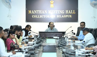 *कलेक्टर ने साप्ताहिक बैठक में की योजनाओं की समीक्षा : सड़क सुधार सहित निर्माण कार्यों में तेजी लाने दिए निर्देश*