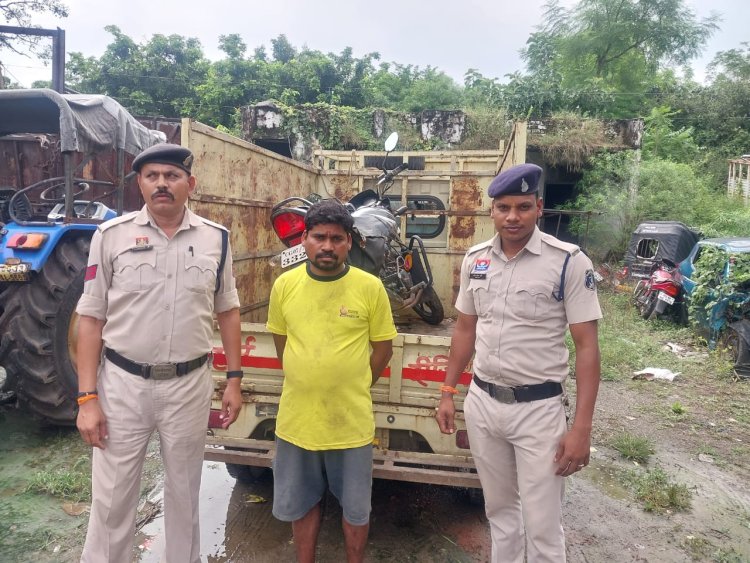 टाटा मैजिक चोरी करने वाले आरोपी को सरगांव पुलिस ने गिरफ्तार कर  भेजा जेल