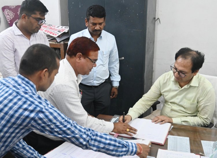 *कलेक्टर ने किया जिला कोषालय का निरीक्षण, अभिलेखों के सुरक्षित रख रखाव की की जानकारी*