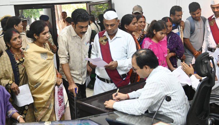 *जन दर्शन : प्रधानमंत्री आवास दिलाने, बार बार बिजली बंद, नौकरी के नाम पर ठगी,शिकायत लेकर फरियादी पहुंचे जन दर्शन में कलेक्टर ने आवश्यक कार्यवाही के दिए निर्देश*