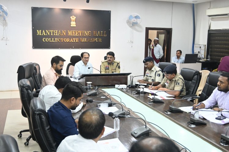 *हेलमेट और सीट बेल्ट नियमों के उल्लंघनों पर होगी सख्ती : यातायात नियमों का कड़ाई से पालन कराने पर जोर !*  कलेक्टर की अध्यक्षता में सड़क सुरक्षा, कानून व्यवस्था एवं एन-कॉर्ड समिति की बैठक आयोजित