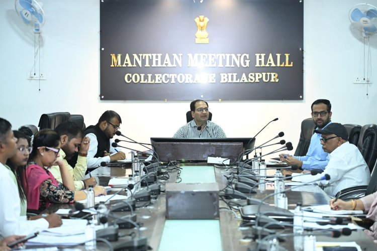 *कलेक्टर ने साप्ताहिक बैठक में की योजनाओं की समीक्षा : सड़क सुधार सहित निर्माण कार्यों में तेजी लाने दिए निर्देश*