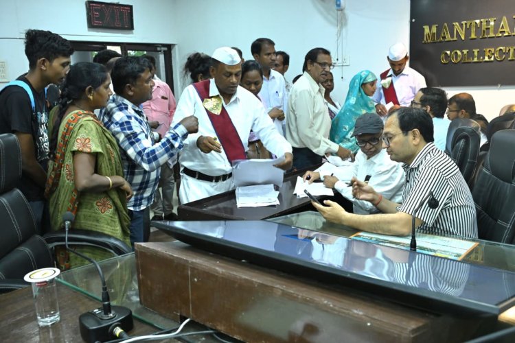 *जन दर्शन: सरपंच द्वारा तालाब को प्रदूषित किए जाने की शिकायत, रिटायर्ड शिक्षक ने स्कूलों में स्वैच्छिक सेवा के लिए किया आवेदन ! जन दर्शन में आए सैकड़ों आवेदन*