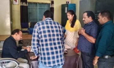 *डीईओ ने चकरभठा स्कूल का किया औचक निरीक्षण*  *10 से अधिक शिक्षकों को कारण बताओ नोटिस जारी