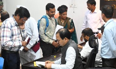 *साप्ताहिक जनदर्शन : कलेक्टर ने सुनी लोगों की समस्याएं, अधिकारियों को त्वरित निराकरण के दिए निर्देश*