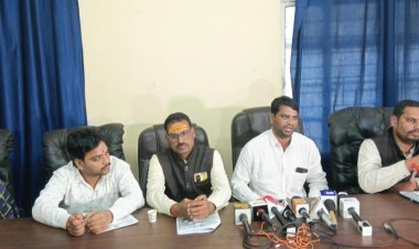 *सहकारी समिति कर्मचारी महासंघ और धान खरीदी ऑपरेटर संघ की हड़ताल 12वें दिन भी जारी, शासन से नहीं बनी सहमति, हड़ताल के कारण धान खरीदी पर पड़ेगा असर*