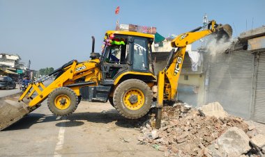 सट्टा खाईवाल  योगेन्द्र शर्मा  के द्वारा गैर कानूनी तरीके से बनाये गये मकान को शासन-प्रशासन द्वारा जेसीबी चलाकर  कर किया गया ध्वस्त*
