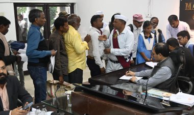 *कलेक्टर ने साप्ताहिक जनदर्शन में सुनी लोगों की समस्याएं : पूर्व सरपंच पर अवैध कब्जे की शिकायत, कलेक्टर ने दिए जांच के आदेश ! लोगों ने दिए सरकारी जमीन पर अवैध कब्जा, प्रधानमंत्री आवास योजना जैसे ज्यादातर आवेदन*