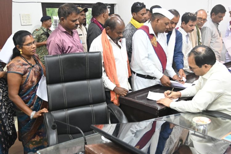   *साप्ताहिक जनदर्शन : कलेक्टर ने सुनी लोगों की समस्याएं गांव में रास्ता बाधित होने की शिकायत पर कलेक्टर ने दिए जांच के आदेश*