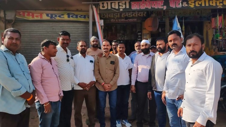 बिहार में एनडीए की बम्पर जीत पर नगर में बंटी मिठाइयां हुई आतिशबाजी