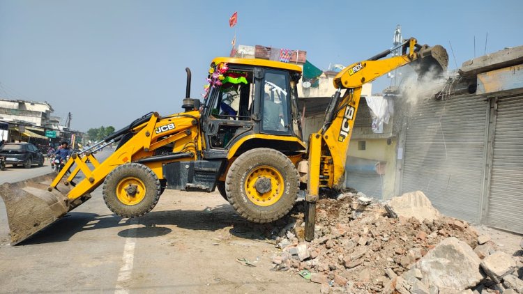 सट्टा खाईवाल  योगेन्द्र शर्मा  के द्वारा गैर कानूनी तरीके से बनाये गये मकान को शासन-प्रशासन द्वारा जेसीबी चलाकर  कर किया गया ध्वस्त*