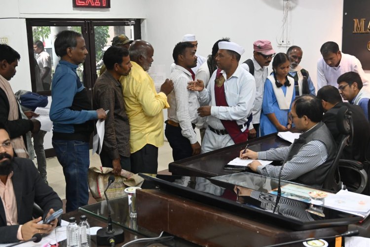 *कलेक्टर ने साप्ताहिक जनदर्शन में सुनी लोगों की समस्याएं : पूर्व सरपंच पर अवैध कब्जे की शिकायत, कलेक्टर ने दिए जांच के आदेश ! लोगों ने दिए सरकारी जमीन पर अवैध कब्जा, प्रधानमंत्री आवास योजना जैसे ज्यादातर आवेदन*