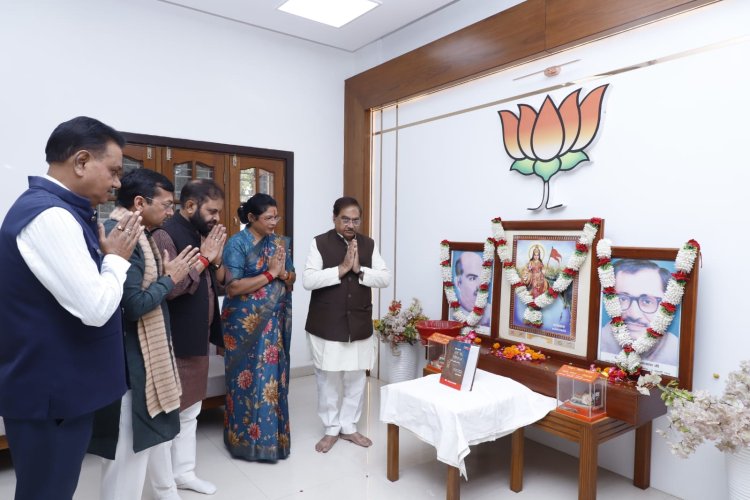 *भाजपा कार्यालय में मनाया गया संविधान दिवस, क्षेत्रीय संगठन महामंत्री अजय जम्वाल ने कहा संविधान लोकतंत्र की गीता*