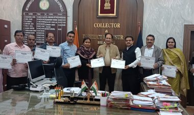 *कलेक्टर ने शत प्रतिशत डिजिटाइजेशन का काम करने वाले अधिकारी-कर्मचारियों को किया सम्मानित*