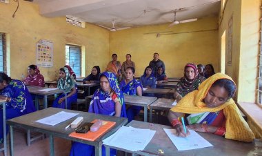 असाक्षरता के अभिशाप से आजादी के लिये विकास खंड के 3567 महिला पुरुषों ने दी परीक्षा , कहा नही कहलायेंगे असाक्षर  स्वच्छता से साक्षरता की ओर एक कदम बढ़ाया स्वच्छता दीदियों ने , साक्षर कहलाने दी परीक्षा