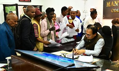   *कलेक्टर ने साप्ताहिक जनदर्शन में सुनी लोगों की समस्याएं,अधिकारियों को त्वरित निराकरण के दिए निर्देश*