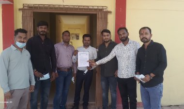 खराब सड़को को लेकर युकॉं का अनोखा प्रदर्शन   धुल से बचने बाटे मास्क, राहत कार्य नहीं होंने पर आंदोलन की चेतावनी