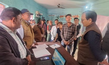 *कलेक्टर पहुंचे सुशासन शिविर में,लोगों की समस्याओं का किया समाधान*  *स्वीकृति के बाद भी आवास निर्माण शुरू नहीं करने वालों को दी हिदायत*