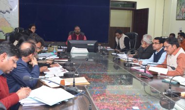 *ई-ऑफिस व योजनाओं में लापरवाही पर कलेक्टर सख्त,  अधिकारियों को नोटिस*  *मुख्यमंत्री घोषणाओं, कलेक्टर कांफ्रेंस के एजेंडा और योजनाओं आदि की समीक्षा समय-सीमा बैठक सम्पन्न