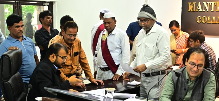 *कलेक्टर ने साप्ताहिक जनदर्शन में सुनी लोगों की समस्याएं, कोटवार के विरूद्ध अवैध कब्जे की शिकायत, लिमतरी स्कूल में अतिरिक्त शौचालय की मांग*