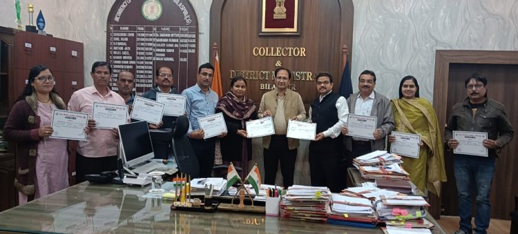 *कलेक्टर ने शत प्रतिशत डिजिटाइजेशन का काम करने वाले अधिकारी-कर्मचारियों को किया सम्मानित*