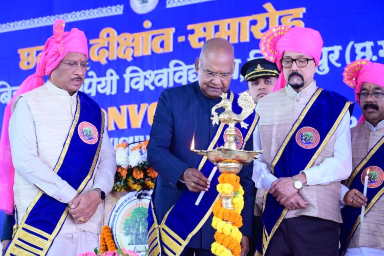 *अटल बिहारी वाजपेयी विश्वविद्यालय के दीक्षांत समारोह में शामिल हुए पूर्व राष्ट्रपति रामनाथ कोविंद,कहा अपनी संस्कृति और मूल्यों से जुड़े रहकर सपनों को किया जा सकता है साकार*    