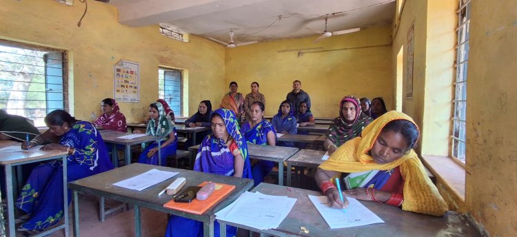 असाक्षरता के अभिशाप से आजादी के लिये विकास खंड के 3567 महिला पुरुषों ने दी परीक्षा , कहा नही कहलायेंगे असाक्षर  स्वच्छता से साक्षरता की ओर एक कदम बढ़ाया स्वच्छता दीदियों ने , साक्षर कहलाने दी परीक्षा