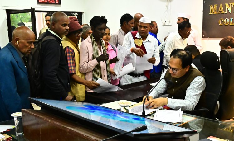   *कलेक्टर ने साप्ताहिक जनदर्शन में सुनी लोगों की समस्याएं,अधिकारियों को त्वरित निराकरण के दिए निर्देश*