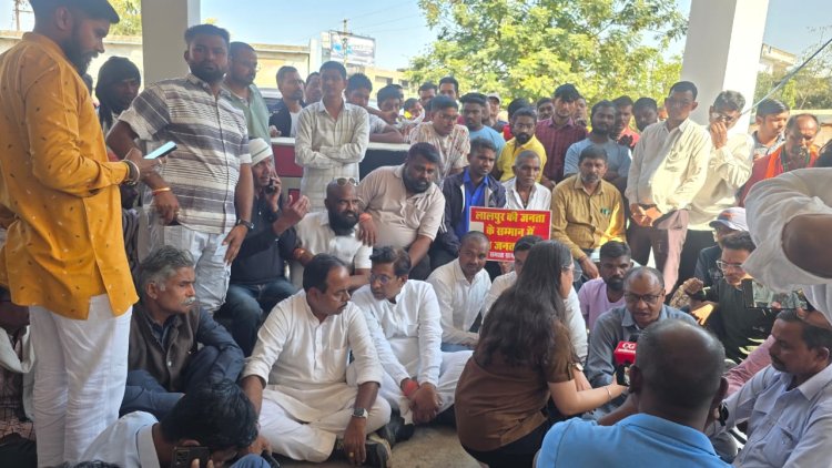 लालपुर के निस्तारी तालाब को लेकर पंकज शर्मा के साथ लालपुर निवासियों ने कलेक्टर को ज्ञापन सौंपा